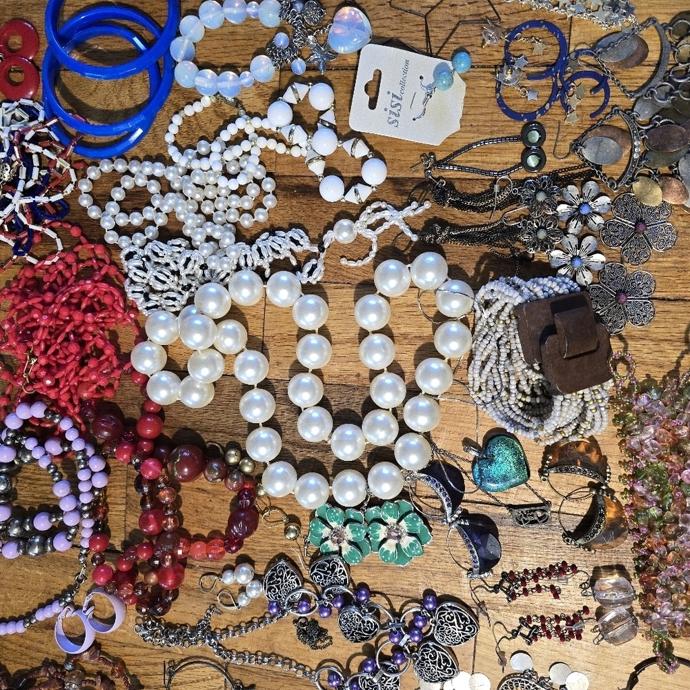 Vintage To Now Jewelry Lot Costume Estate Find Needs Cleaned. Mixed - Picture 3 of 13